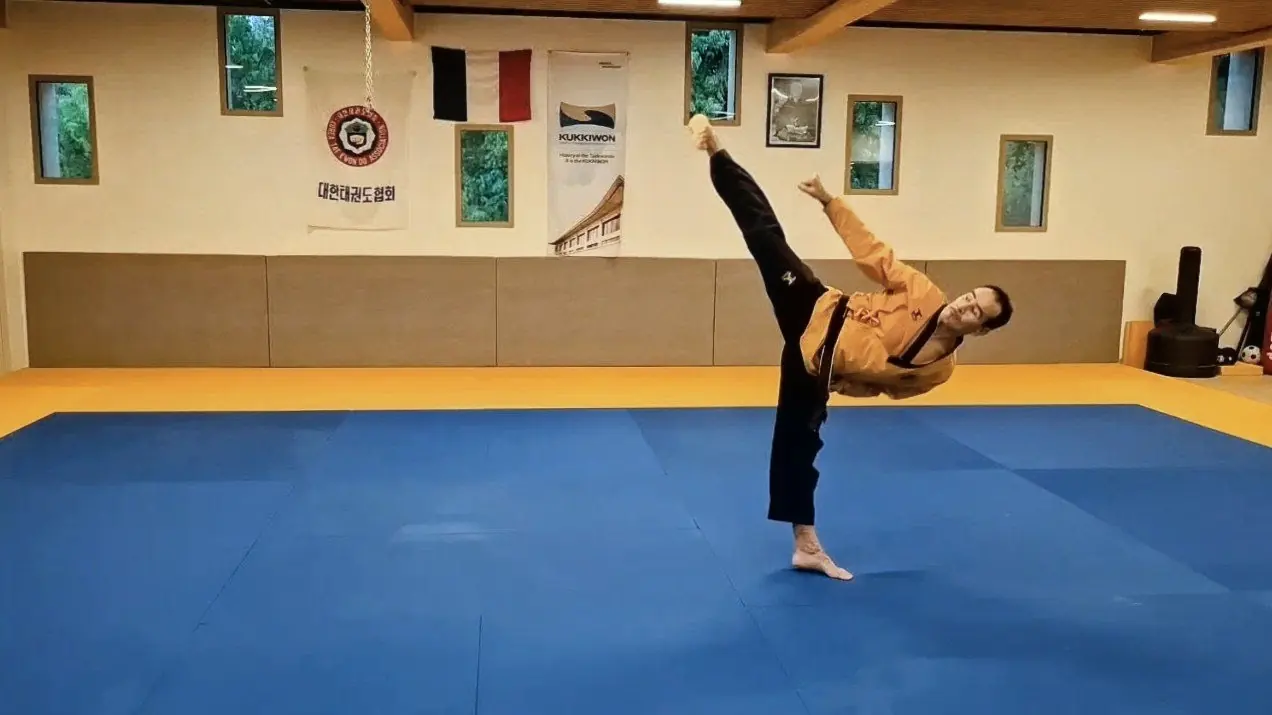 Maître El Fahassi à l'entraînement dans le dojang du club