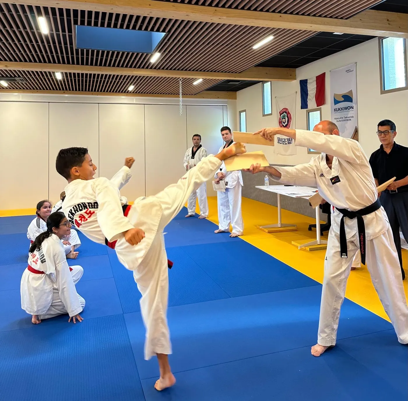 Casse de planche en saut lors d'un passage de grade